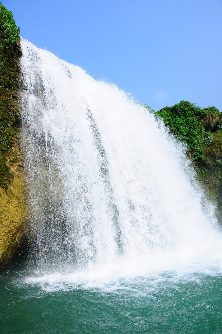 瀑布图片瀑布是地球上很壮美的自然景观